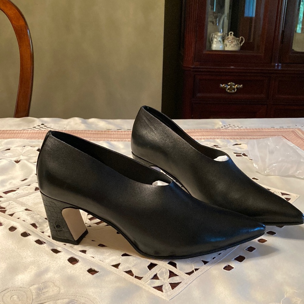 Black pumps